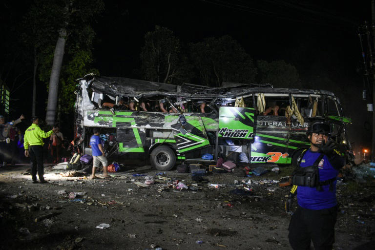 Pelo menos 11 pessoas morreram e dezenas ficaram feridas após um acidente com um ônibus