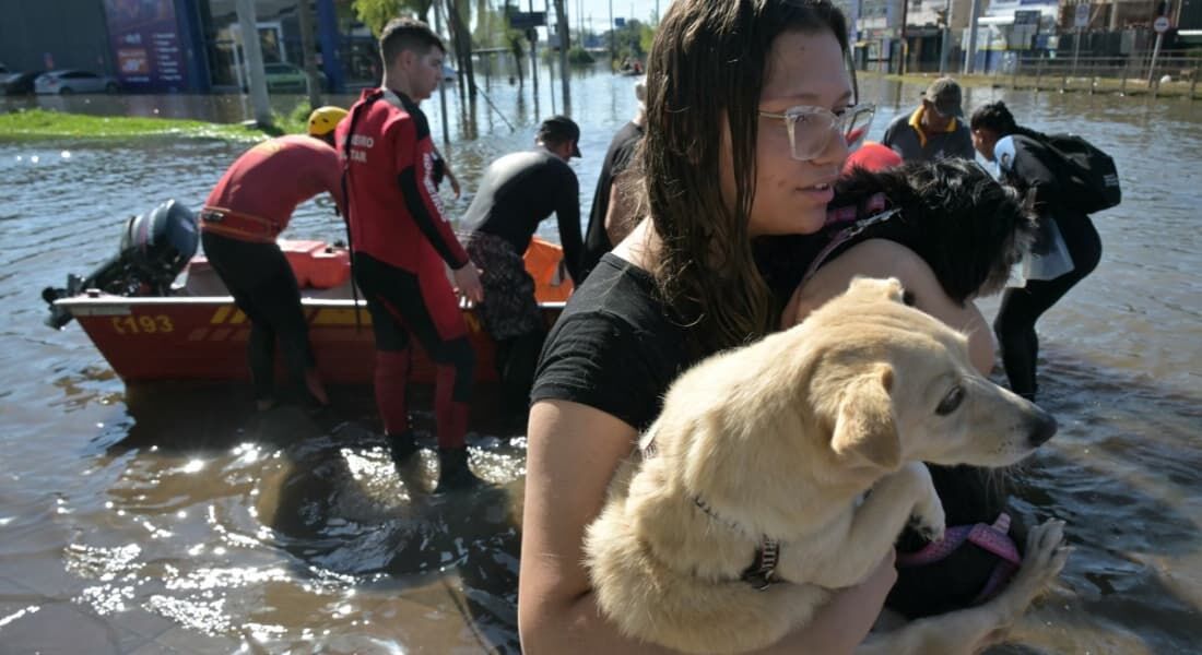 Resgate de moradores numa Porto Alegre inundada