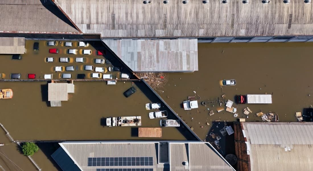 Veículos submersos em rua de Porto Alegre, capital do Rio Grande do Sul