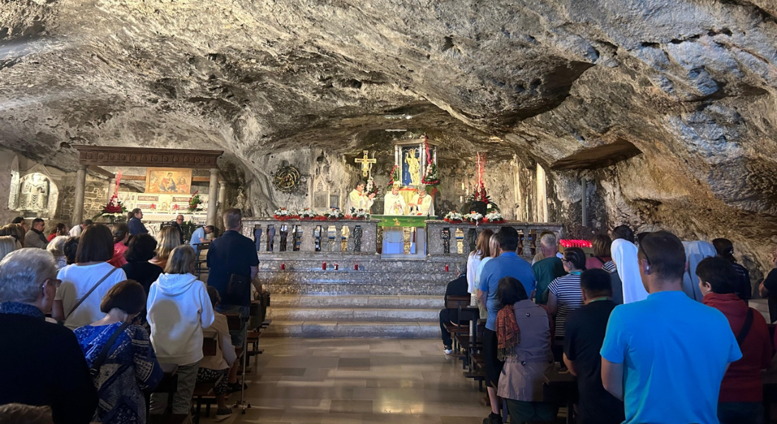 Peregrinos da Obra de Maria visitam a gruta de São Miguel Arcanjo, na Itália