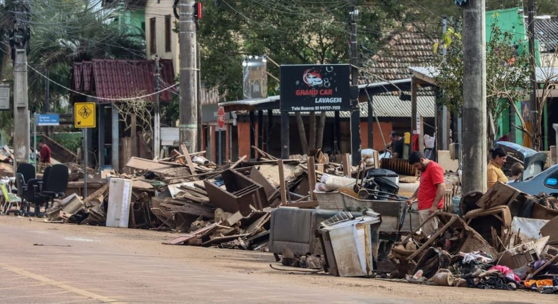 Destroços no Rio Grande do Sul após enchentes