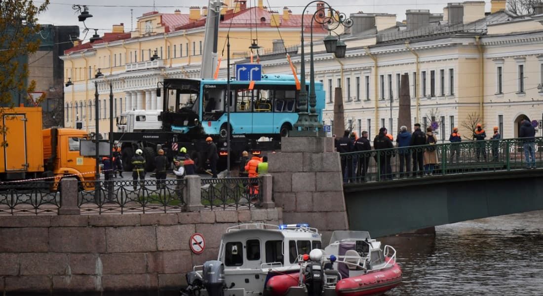 Ônibus que caiu no Rio Moika, na Rússia, é içado