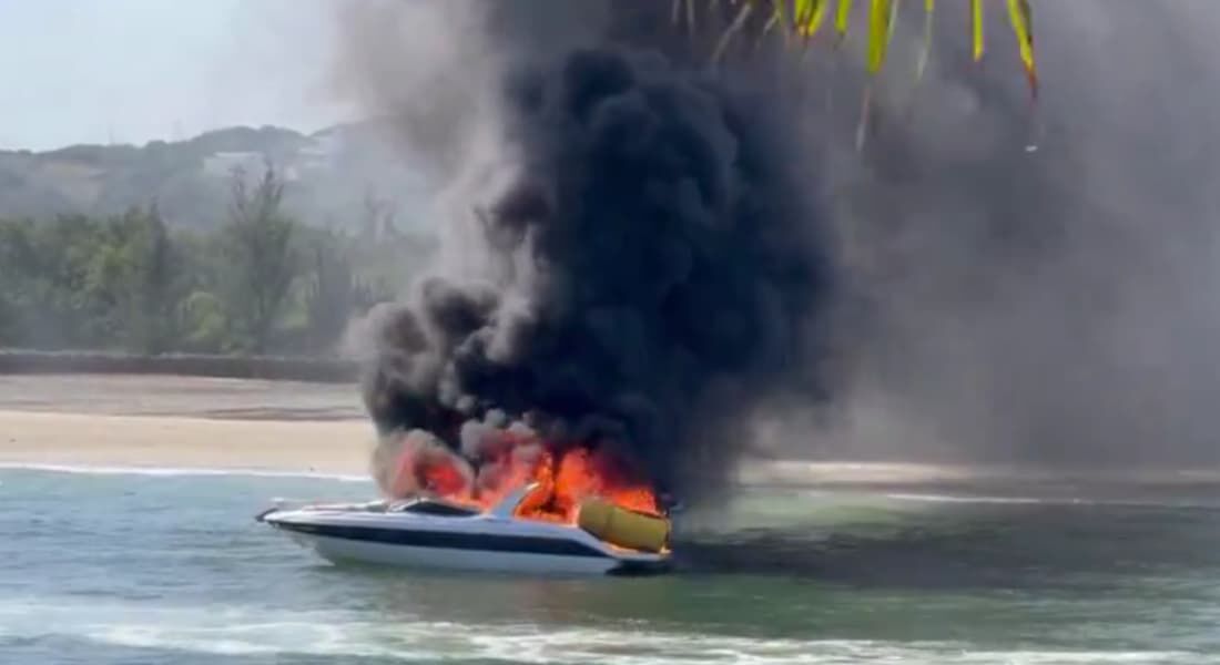 Lancha pega fogo em Cabo Frio (RJ)