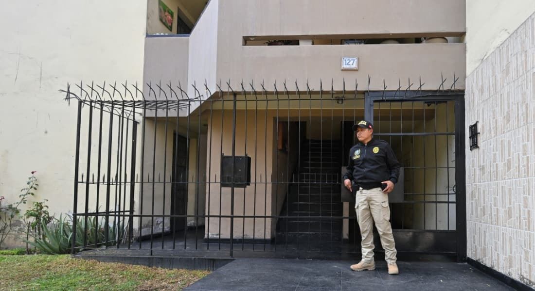 Policial diante da casa de Nicanor Boluarte Zegarra