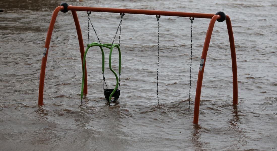 Parque infantil inundado em Porto Alegre, no Rio Grande do Sul