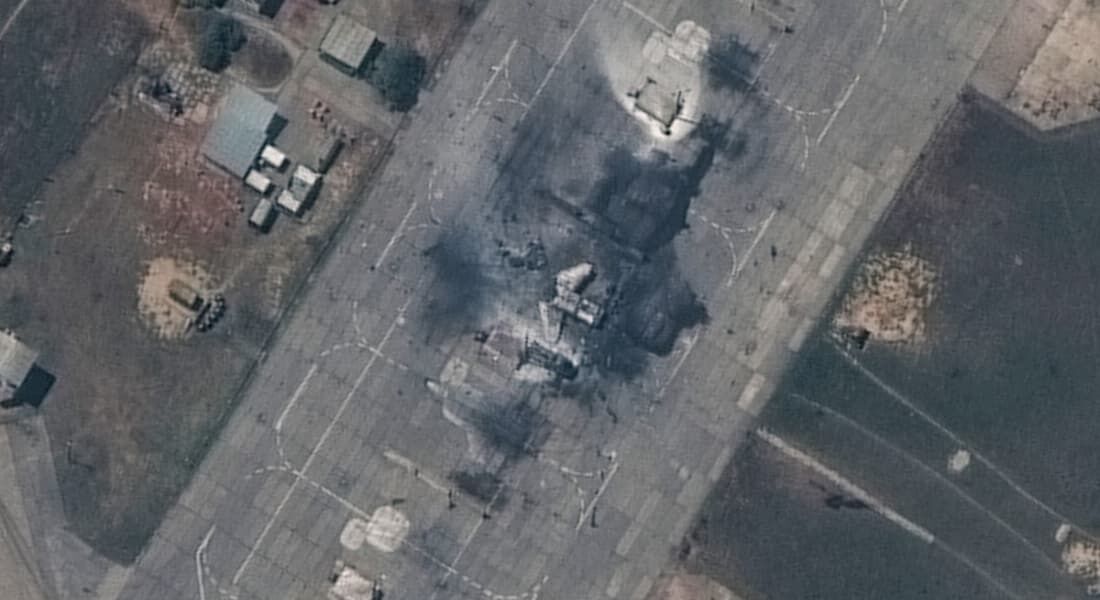 Imagem de satélite mostra um caça MiG-31 destruído na Base Aérea de Belbek, perto de Sebastopol, na Crimeia