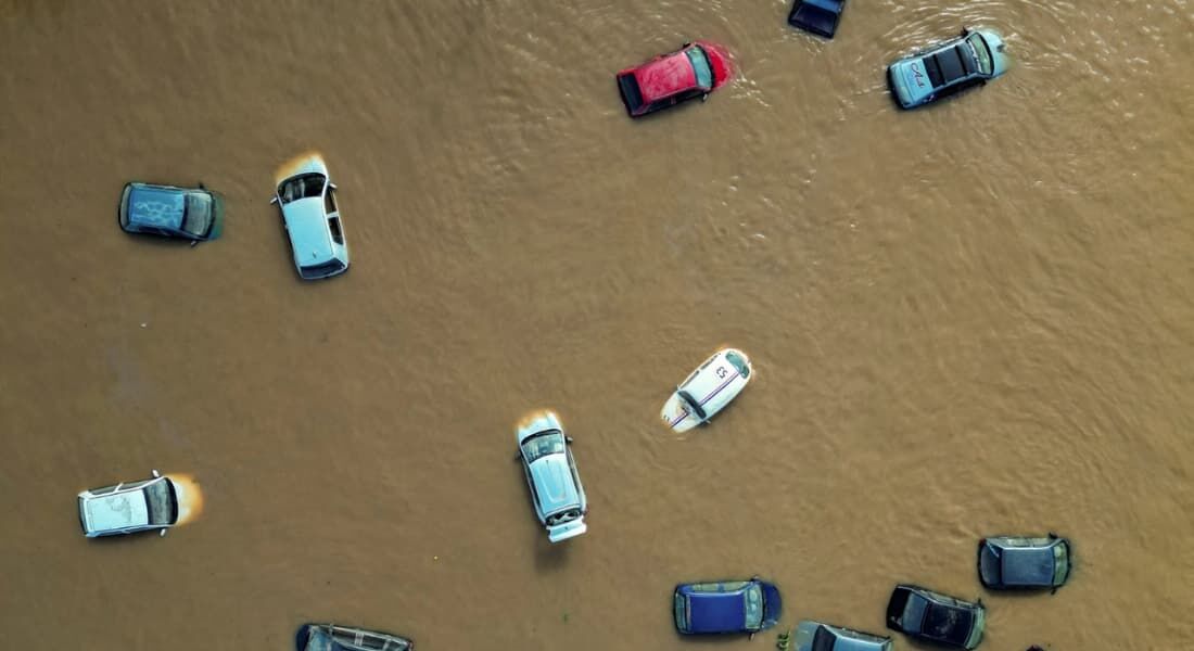 Carros dentro de água em Eldorado do Sul, no Rio Grande do Sul