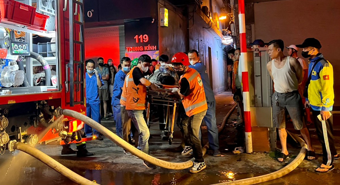 Bombeiros socorre vítima de incêndio em prédio residencial em Hanói