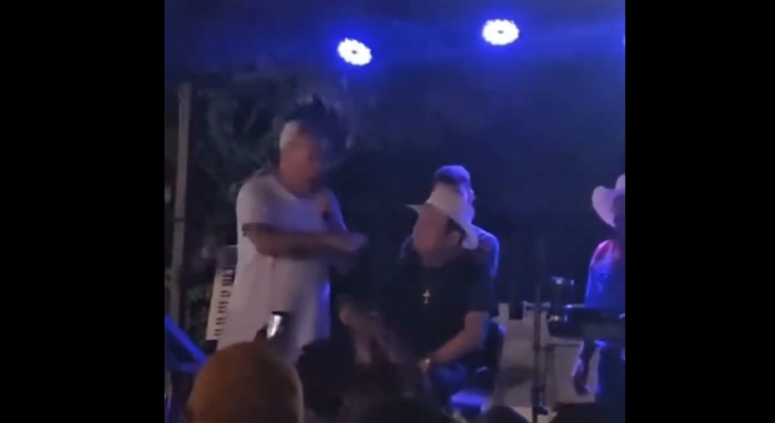 Guga de Paula sobe ao palco em evento no RJ e xinga eleitores