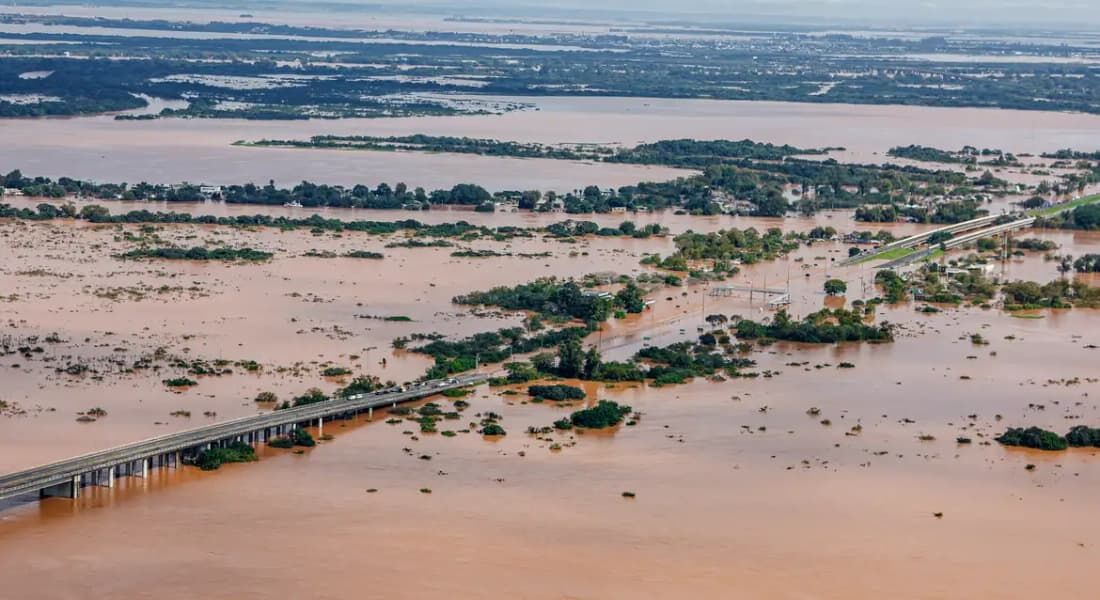 Estrada bloqueada pela água no Rio Grande do Sul