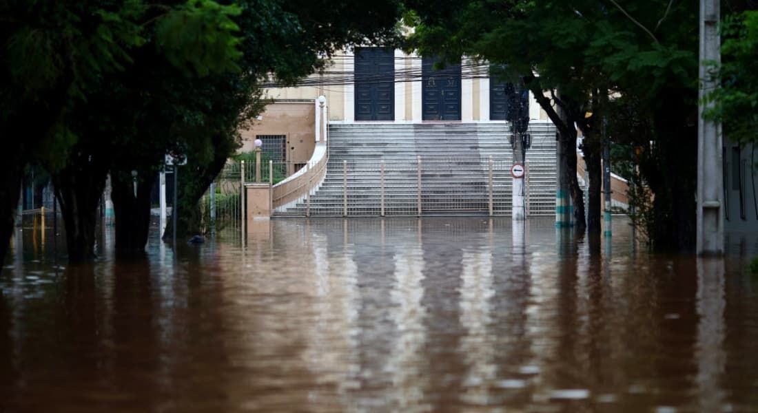 Rua alagada nas proximidades de Porto Alegre