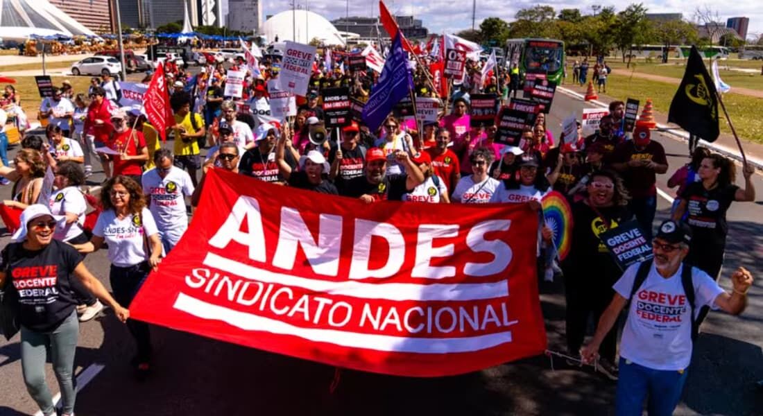 Recente passeata em Brasília de professores universitários em greve 