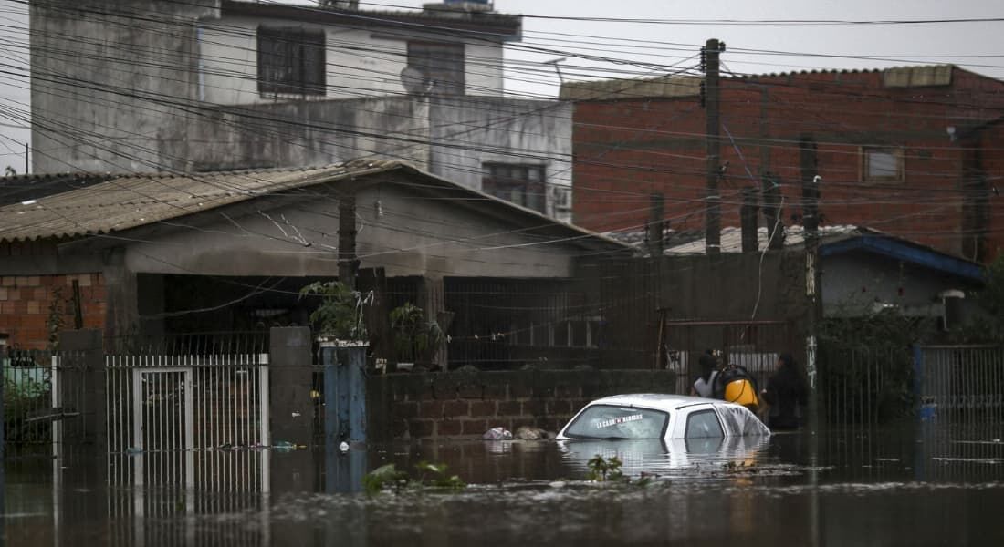 Rua de Porto Alegre, capital do Rio Grande do Sul, tomada pelas águas