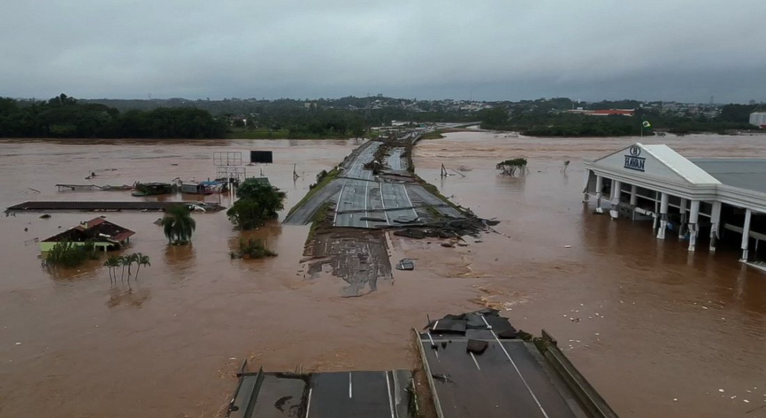 Ponte inundada no Vale do Taquari, no Rio Grande do Sul