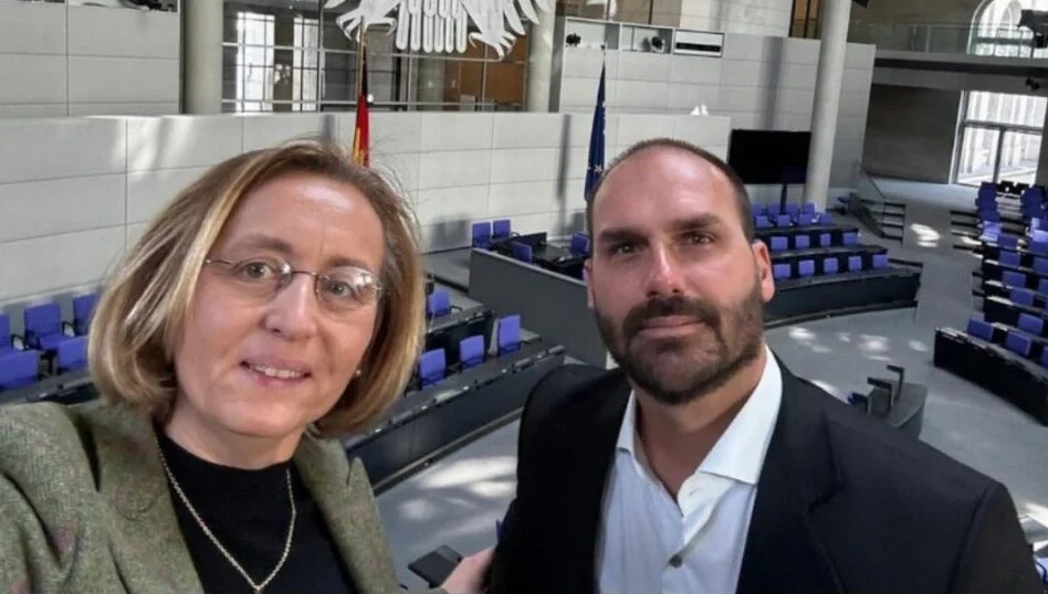 Eduardo Bolsonaro posta foto ao lado de deputada neta de ministro nazista