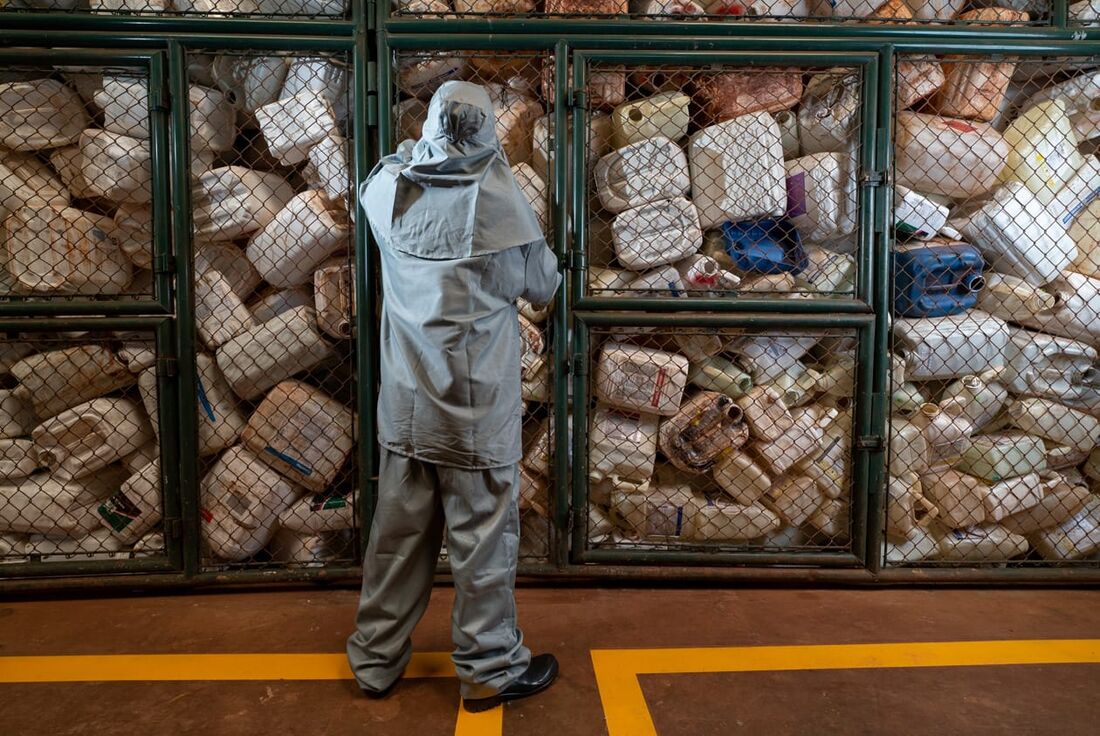 Cada embalagem de 20 litros produzida na Campo Limpo com resina pós-consumo (reciclada) evita a emissão de 1.24 quilos de CO equivalentes na atmosfera