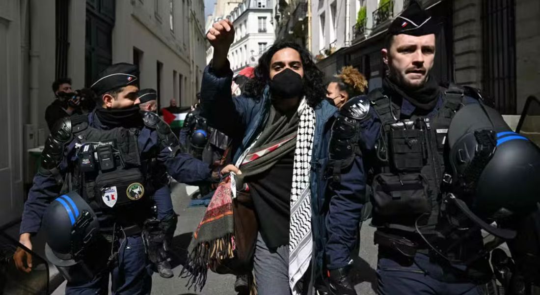 Manifestante retirado da sede da SciencesPo, em Paris