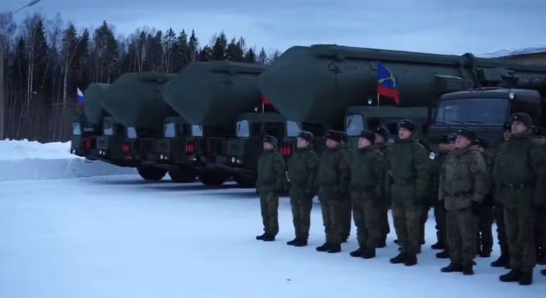 Rússia faz desfile com armamento nuclear após entrada da Suécia na OTAN