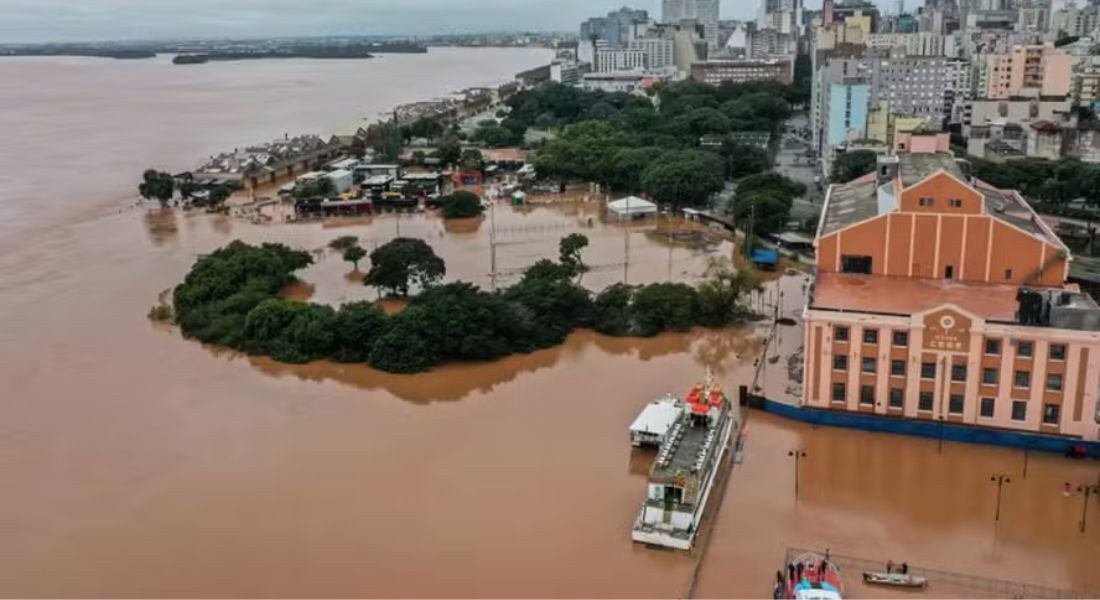 Rio Guaíba: usina do gasômetro, em Porto Alegre, após chuva intensa