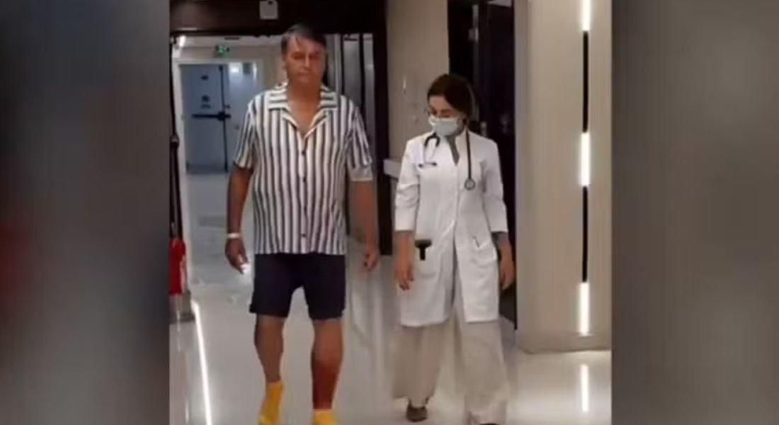 Bolsonaro caminha em hospital durante tratamento de erisipela