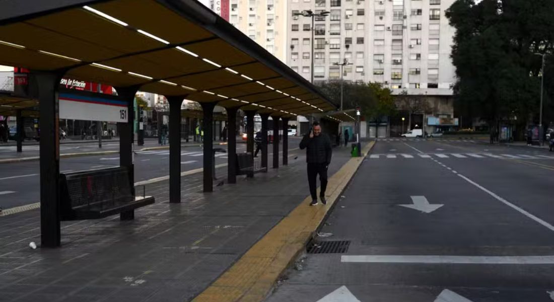 Parada de ônibus esvaziada no terminal Constitución, em Buenos Aires, após anúncio de greve geral 