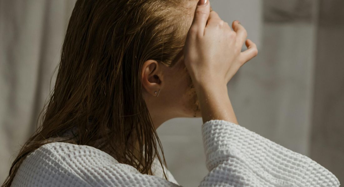 Mulher com cabelo molhado