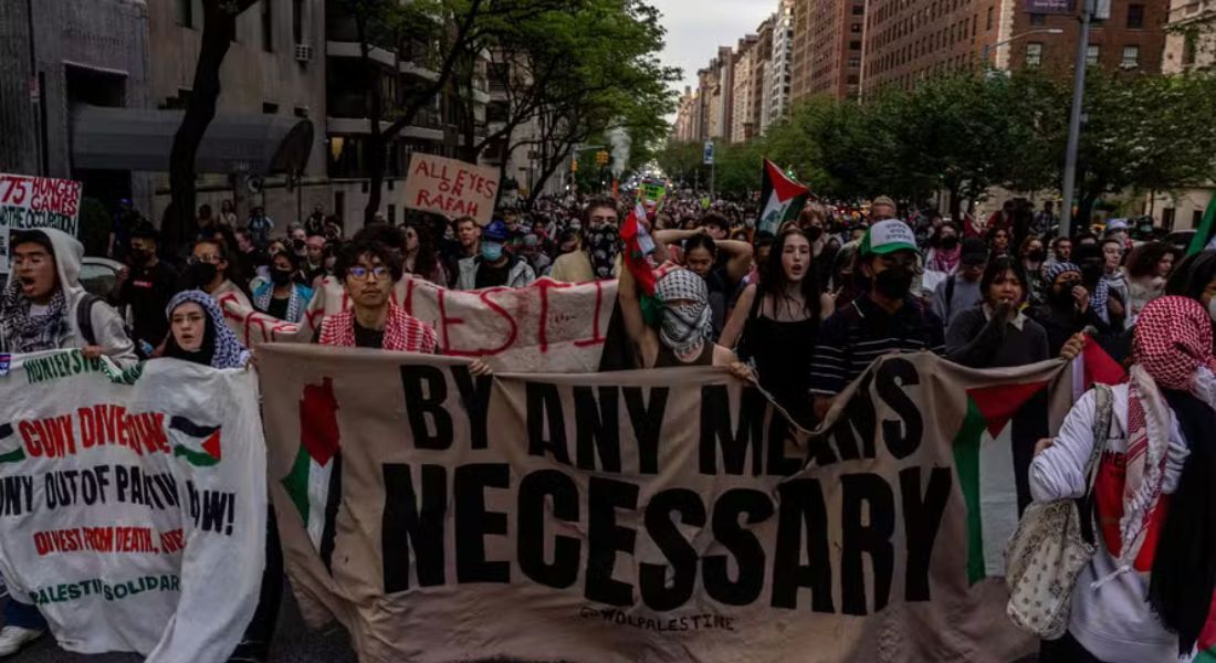 Manifestantes pró-Palestina protestam em rua próxima ao Metropolitan Museum of Art, em Nova York, onde ocorre o Met Gala