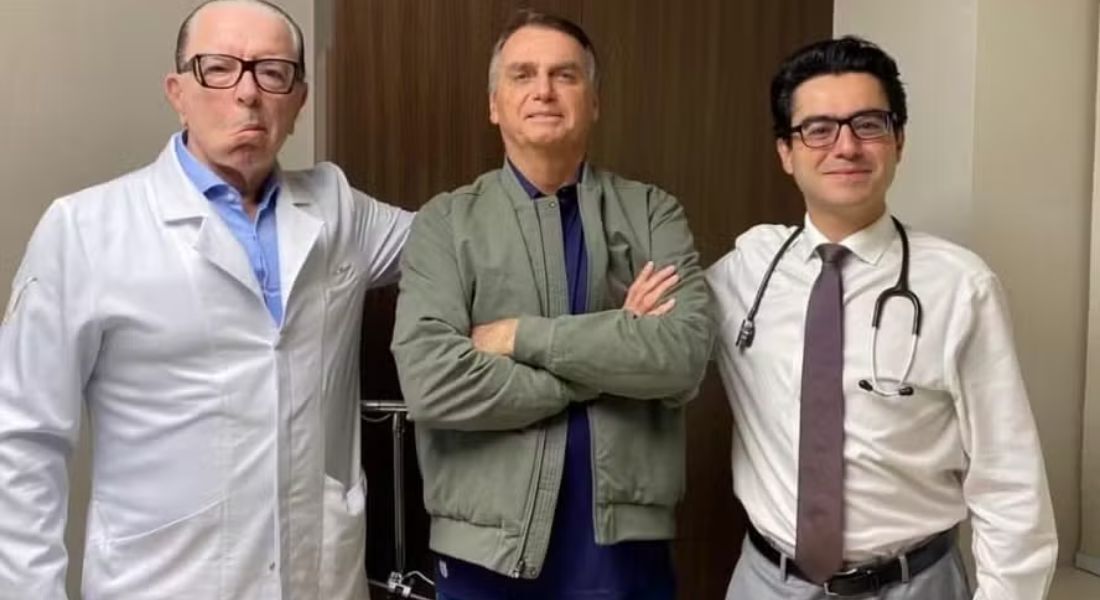 Bolsonaro ao lado dos médicos ao receber alta em São Paulo