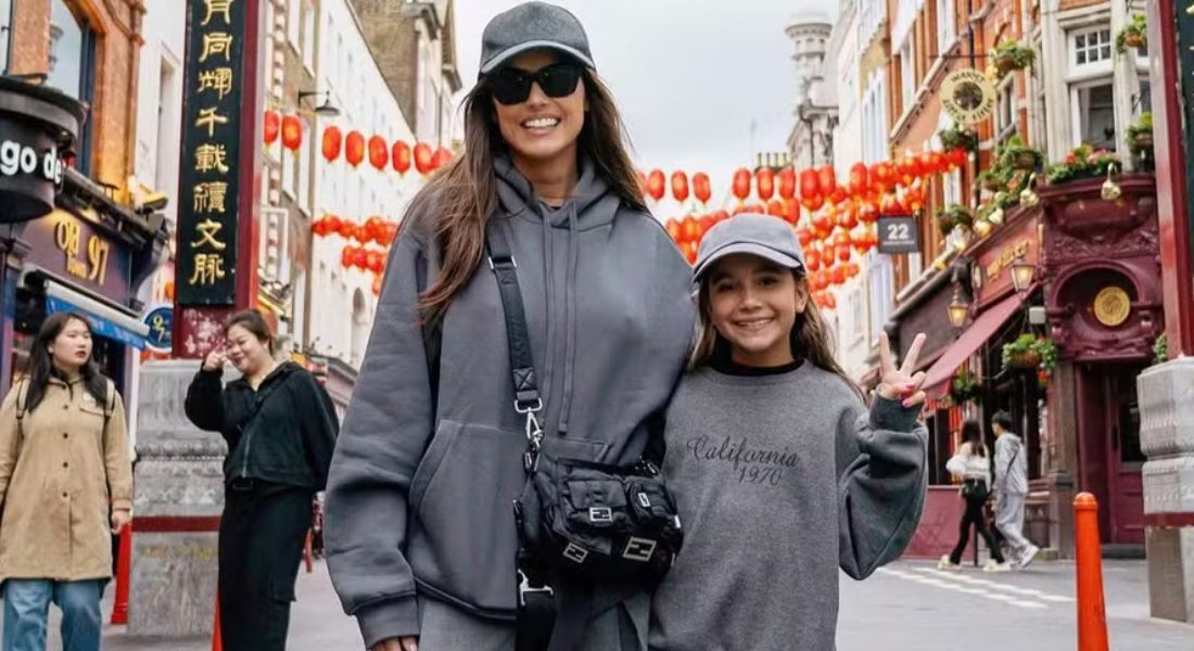 Deborah Secco combina looks com a filha em viagem pela Europa 