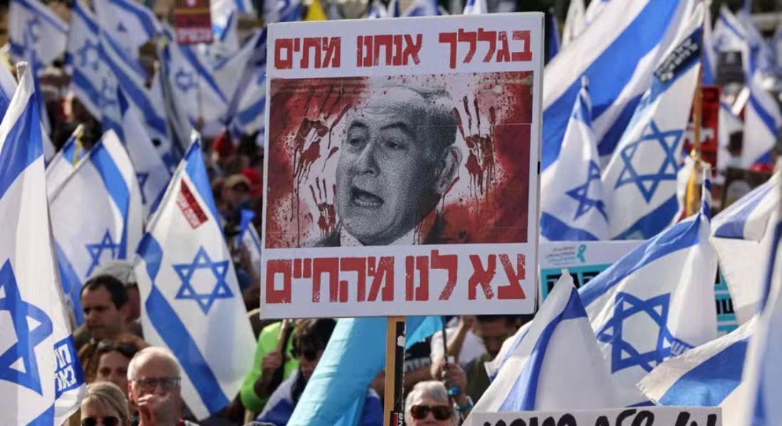 Israelenses protestam contra o governo do permier Benjamin Netanyahu em frente ao Parlamento, em Jerusalém