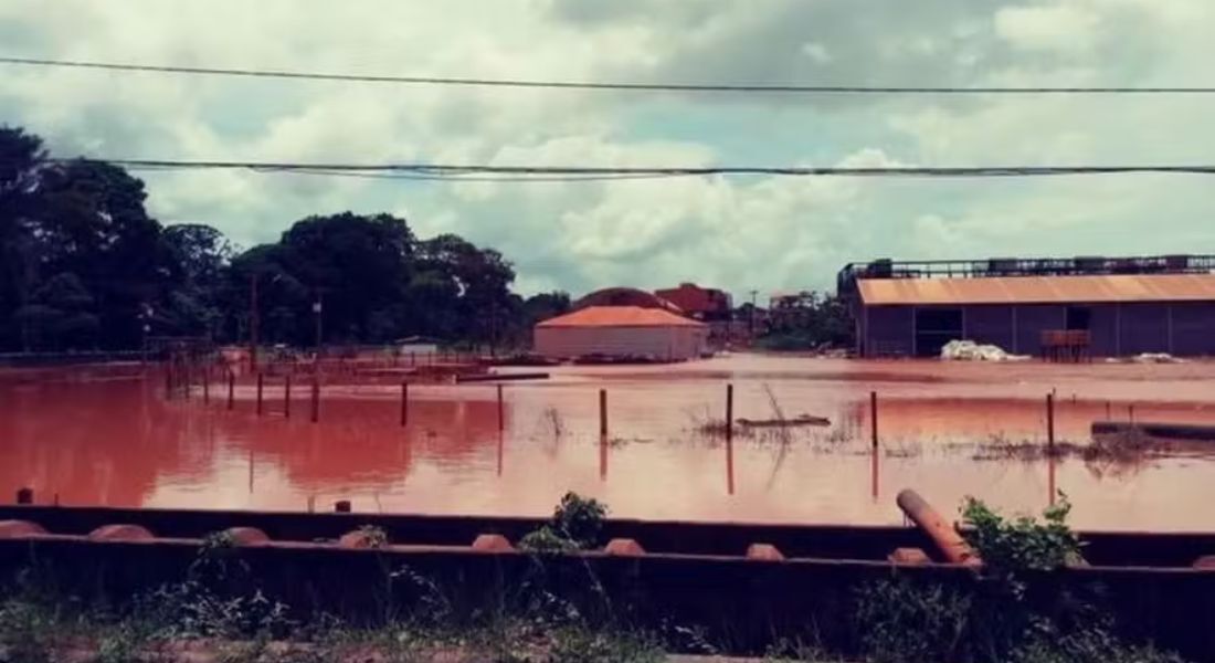 Imagem de planta da Norsk Hydro no Pará, em 2018, após vazamento de resíduos