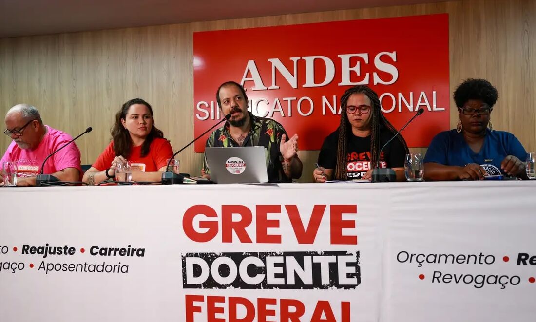 Professores de instituições federais de ensino estão em greve no Brasil 