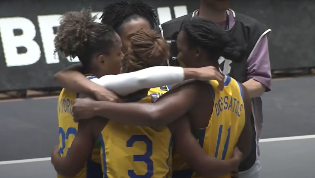 Seleção brasileira feminina comemora vitória no Pré-Olímpico