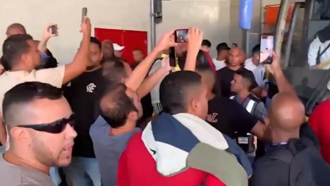 Torcedores do Flamengo protestam na chegada do Flamengo no Rio