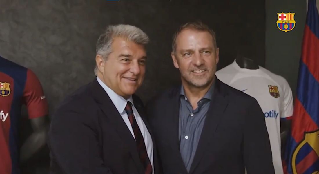 Joan Laporta, presidente do Barcelona, ao lado do Hansi Flick