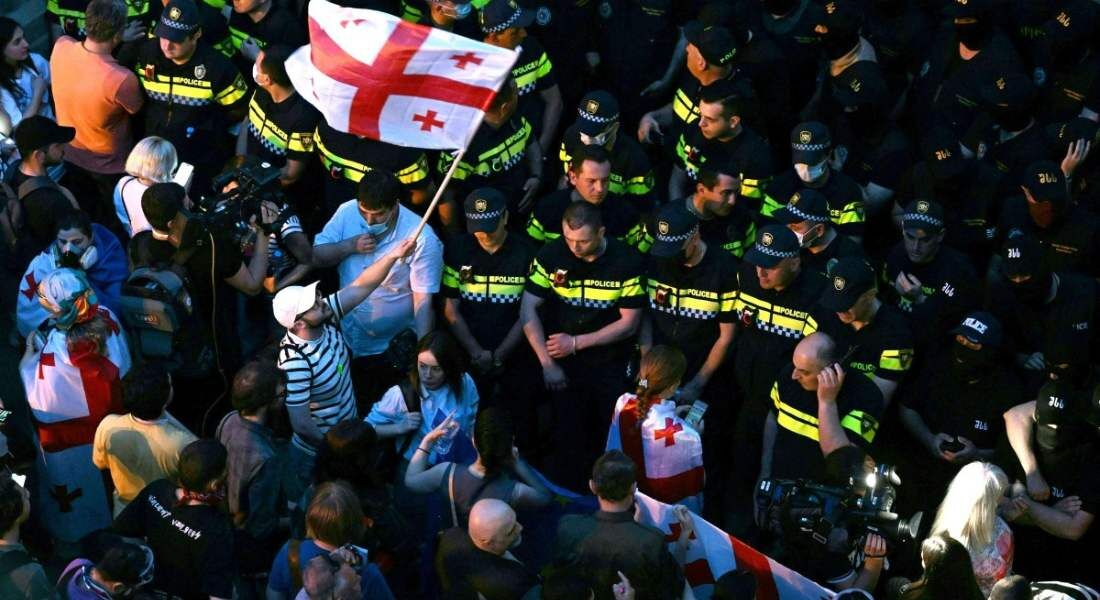 Na Geórgia, manifestantes enfrentam policiais, fora do parlamento 