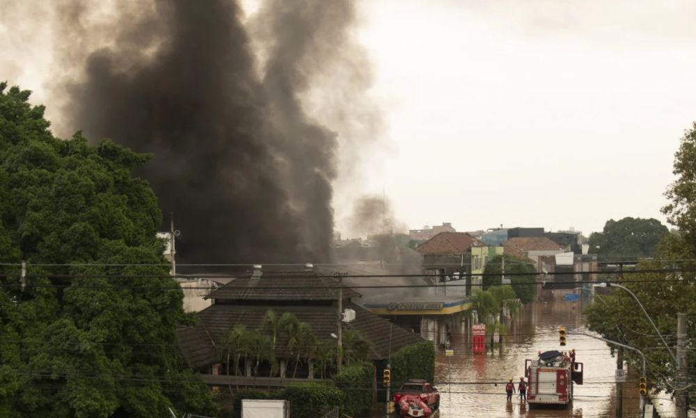 Um incêndio resultante da explosão gerou uma espessa nuvem de fumaça, visível de longe