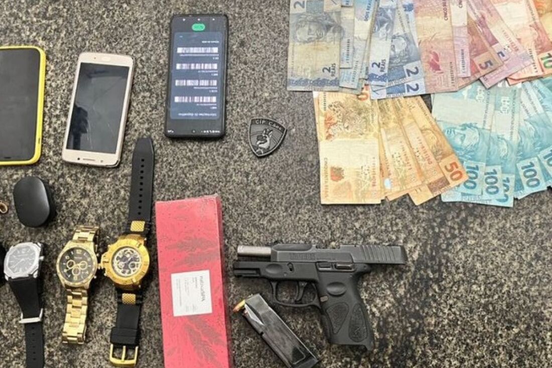 Com os suspeitos foram encontrados uma pistola calibre 9mm, com 13 munições, além de outros objetos