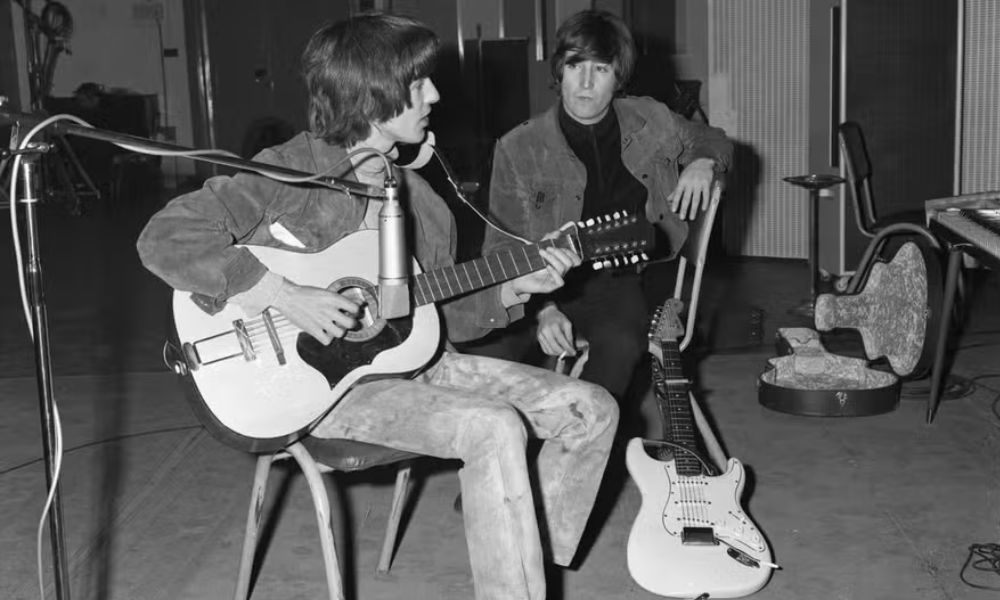 George Harrison com o violão de 12 cordas, modelo Hootenanny, usado por John Lennon na gravação do álbum e do filme ''Help!''