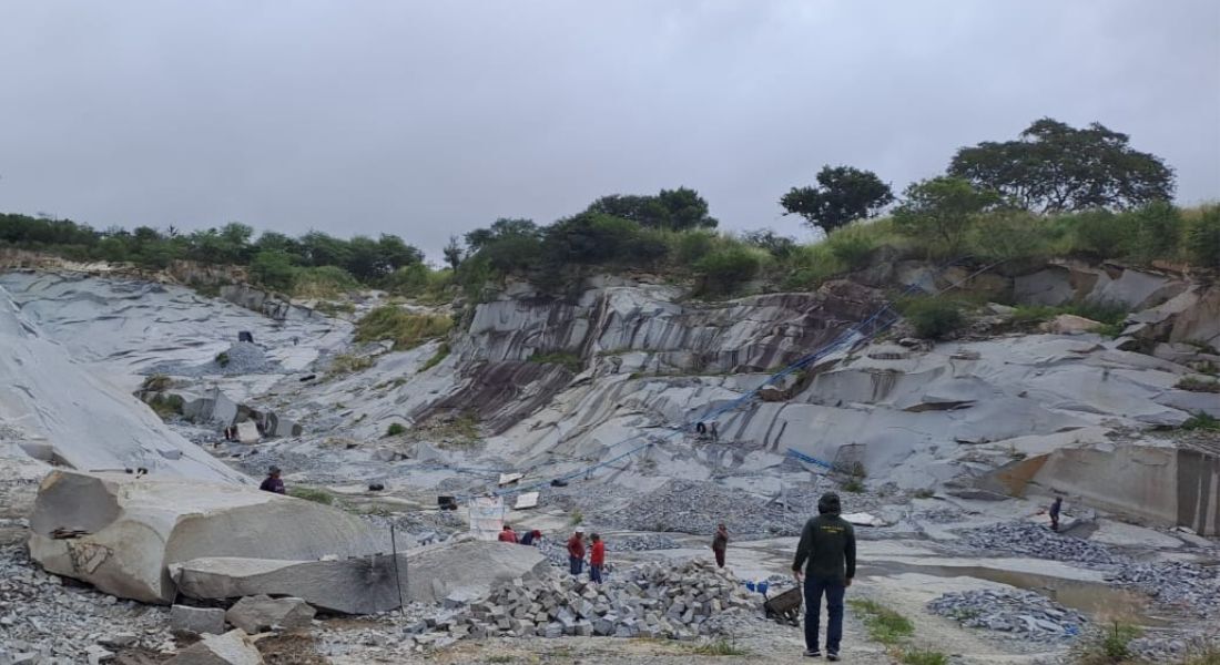 Foi constatada a degradação ambiental e os trabalhadores em plena atividade