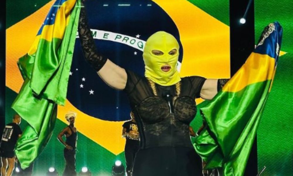 A partir das 21h45, Madonna encerrará sua turnê "The Celebration Tour" com uma performance para a qual se espera até 1,5 milhão de pessoas de todo o Brasil e de fora