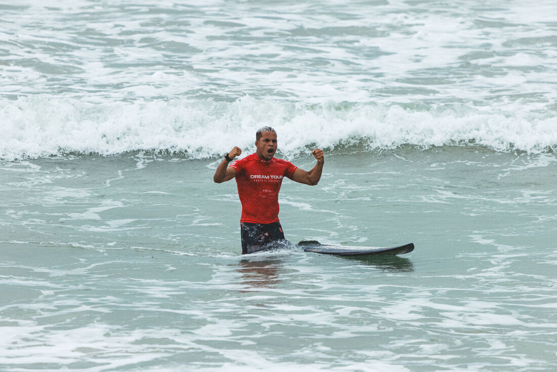 Douglas Silva, surfista pernambucano