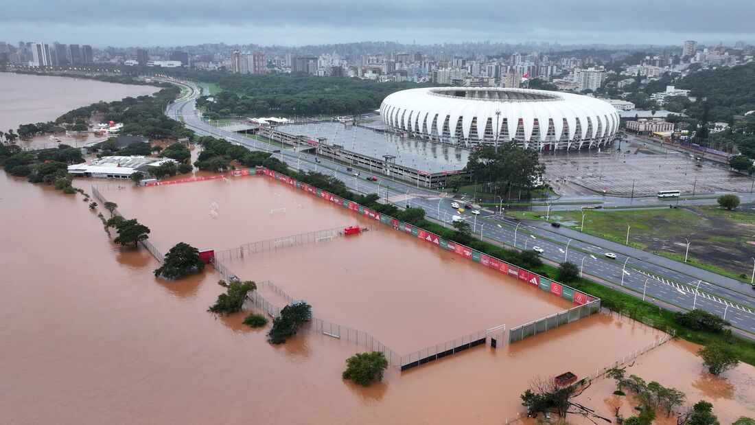 Entorno do Estádio Beira-Rio, do Internacional, alagado com as chuvas em Porto Alegre  