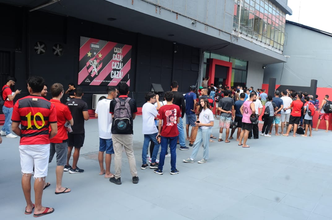 Torcedores formaram fila na Ilha do Retiro para adquirir camisas