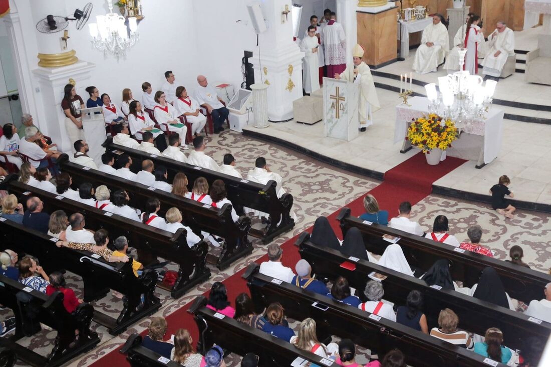 Fiéis acompanharam a solenidade de Corpus Christi celebrada pelo arcebispo de Olinda e Recife, Dom Paulo Jackson