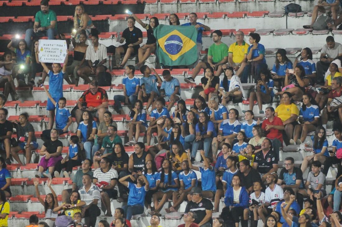 Torcida pernambucana no treino aberto da Seleção Brasileira no Arruda 