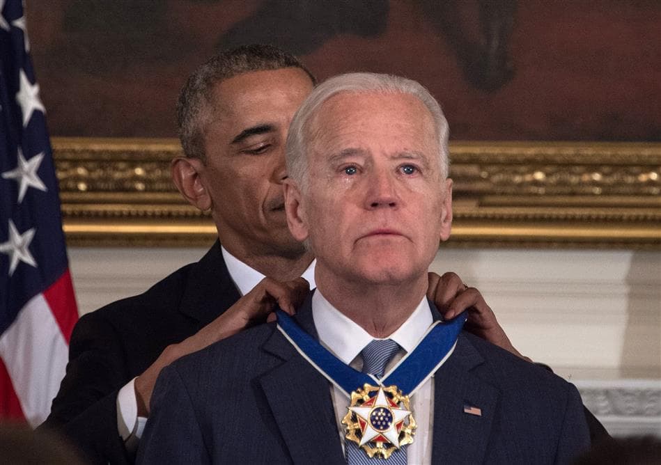 Foto de 2017, Obama surpreendendo o vice-presidente, Joe Biden, com Medalha da Liberdade. 