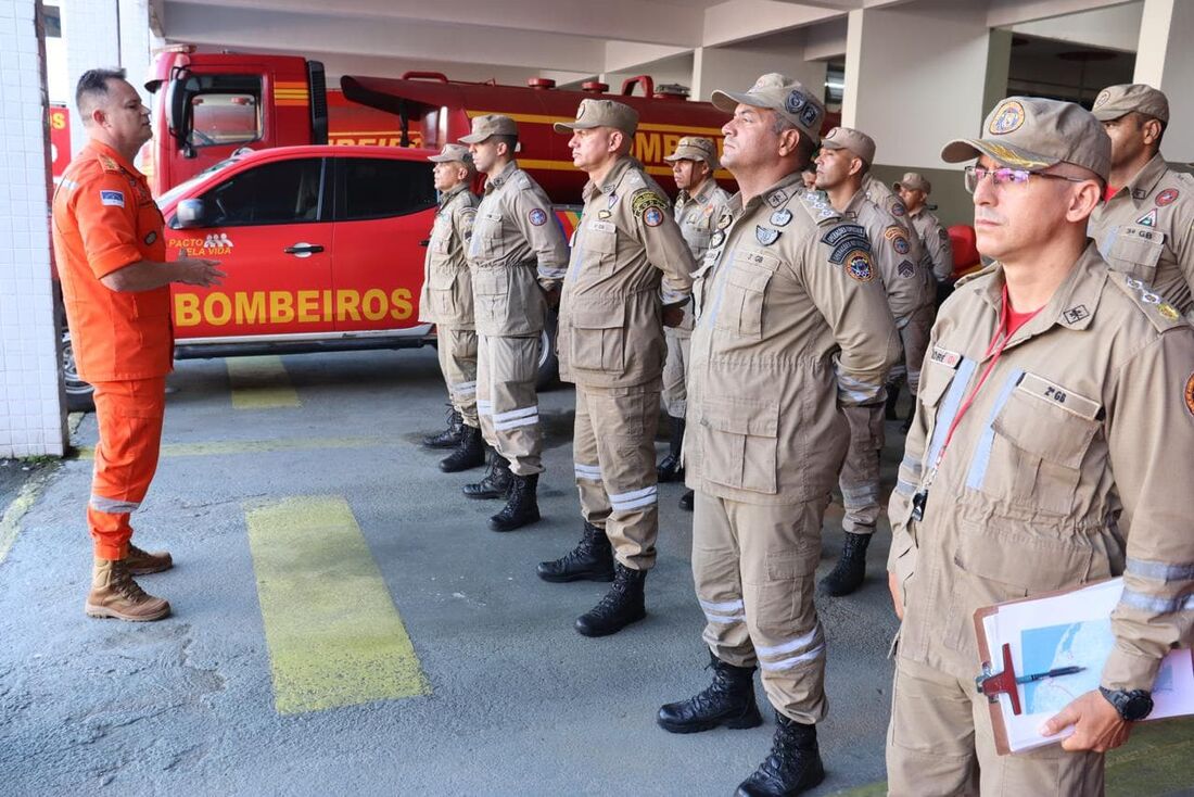 Bombeiros militares e agentes da Defesa Civil vão ajudar nos resgastes às vítimas das enchentes no RS 