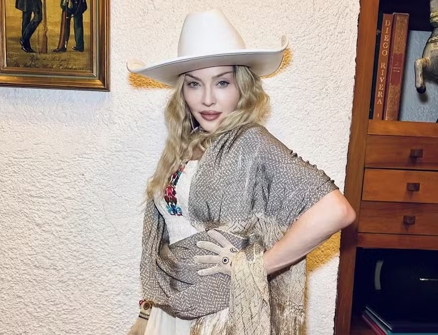 Madonna postou no Instagram fotos usando roupas de Frida Kahlo 