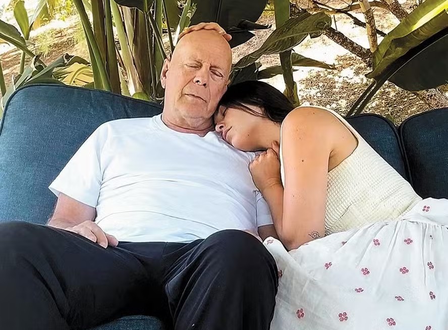 Bruce e sua mulher, Emma Hemming Willis: "Preciso diariamente fazer um esforço consciente para viver a melhor vida que posso", postou nas redes ela, que ano que vem lança livro sobre o novo cotidiano da família 